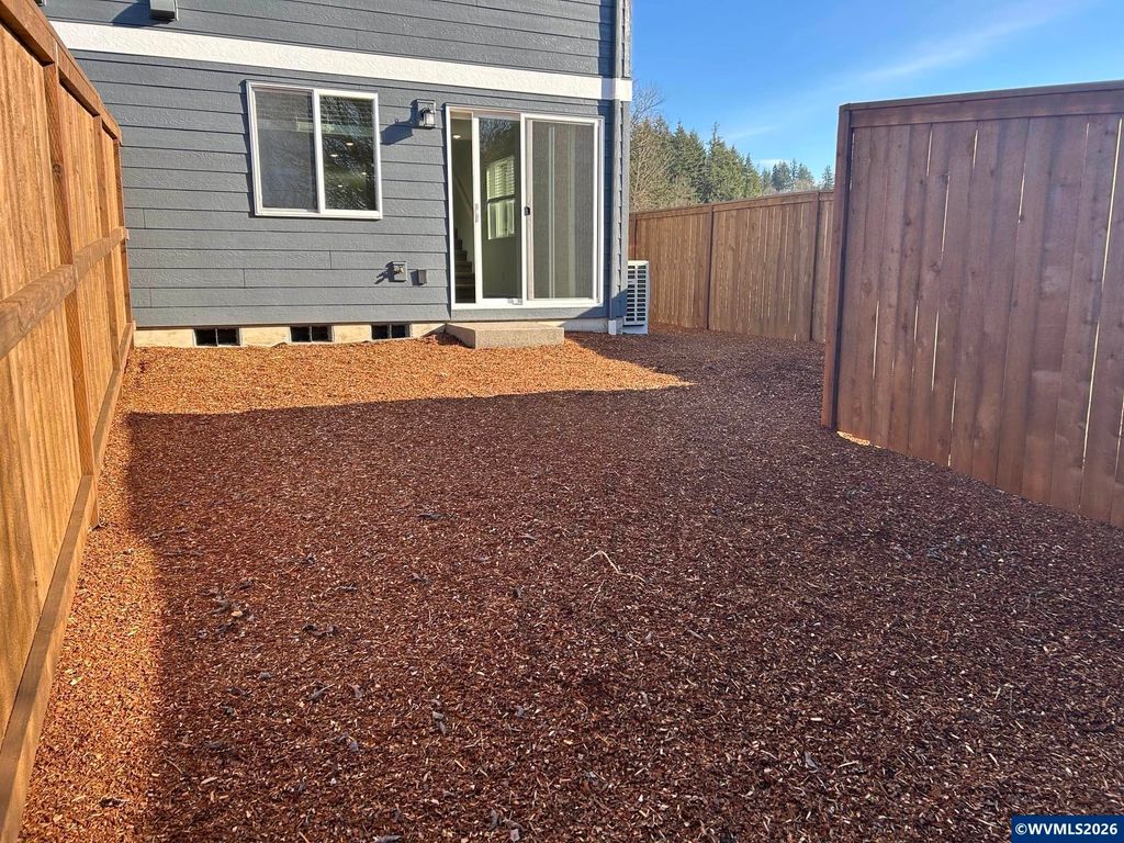 Image 23 of property listing at 1390 NW Laura Vista Dr, Albany, OR 97321