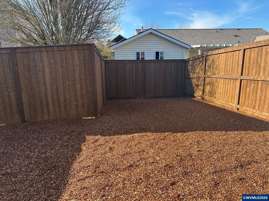 Image 25 of property listing at 1390 NW Laura Vista Dr, Albany, OR 97321