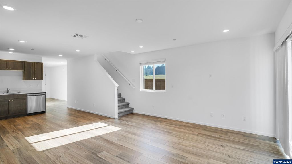 Image 4 of property listing at 1390 NW Laura Vista Dr, Albany, OR 97321