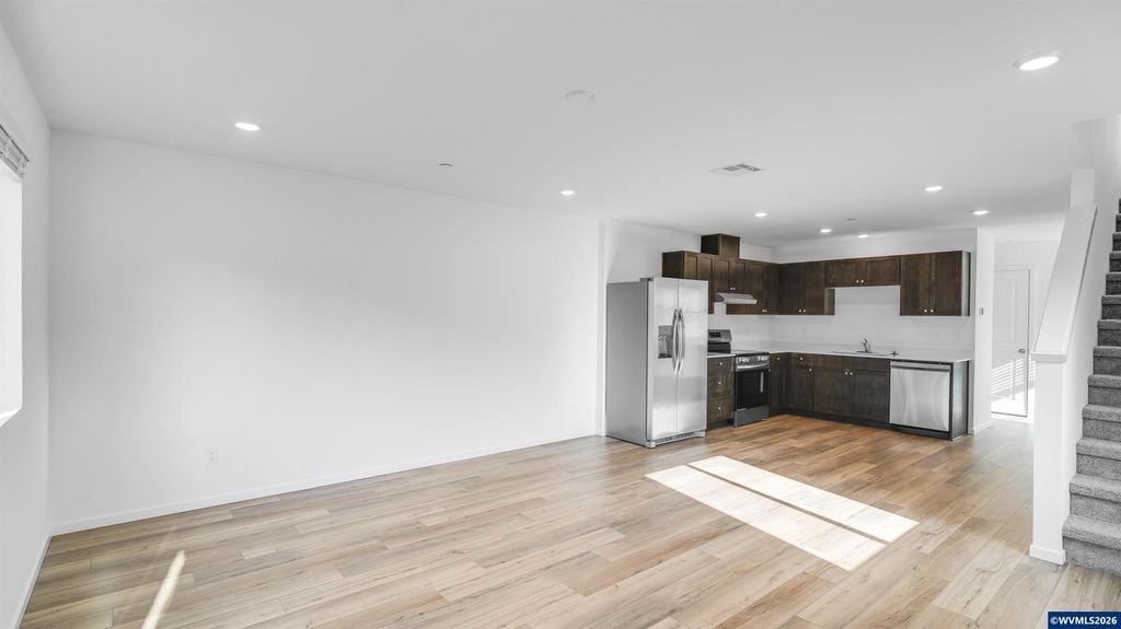 Image 6 of property listing at 1390 NW Laura Vista Dr, Albany, OR 97321