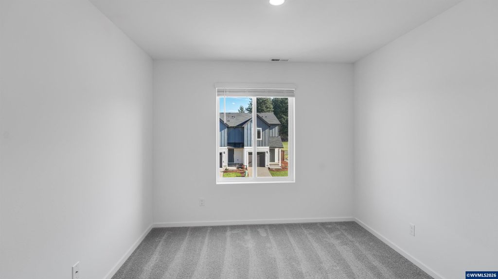 Image 8 of property listing at 1390 NW Laura Vista Dr, Albany, OR 97321