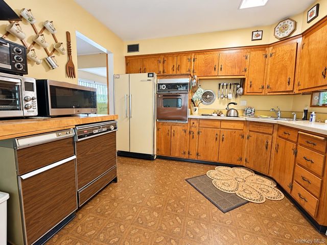 129 Village Line Road, Babylon, NY 11702
