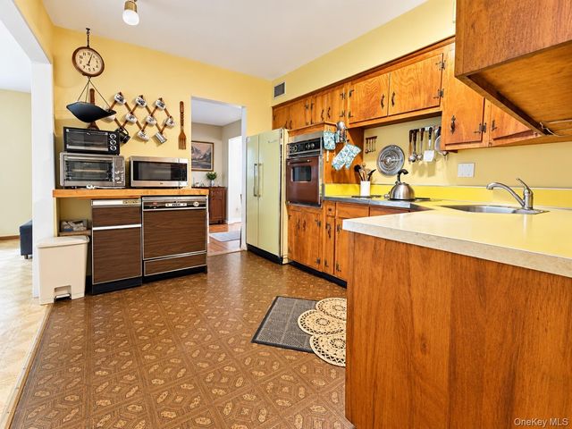 129 Village Line Road, Babylon, NY 11702