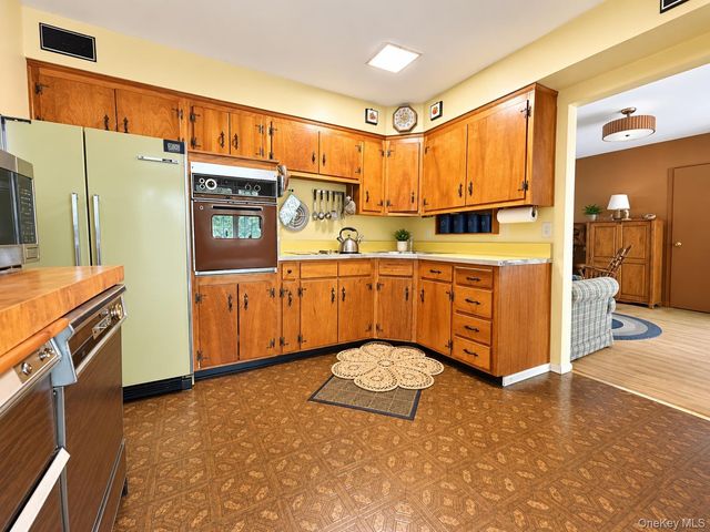 129 Village Line Road, Babylon, NY 11702