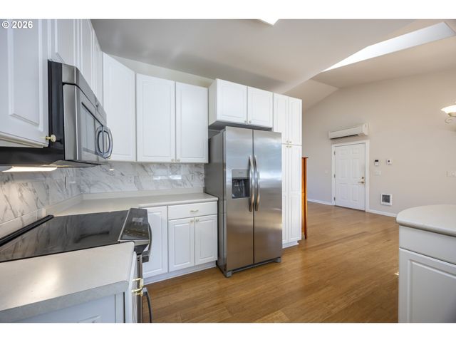 2284 21ST St, Florence, OR 97439