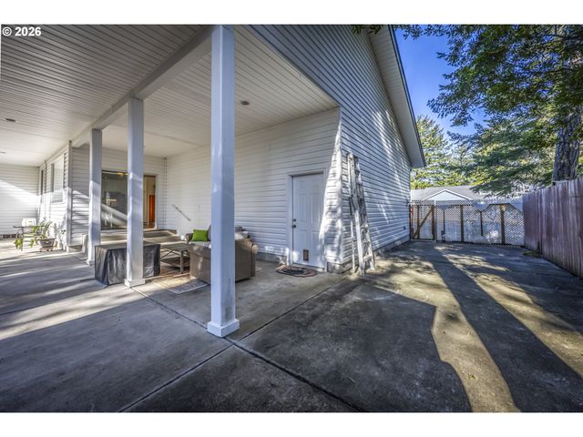 2284 21ST St, Florence, OR 97439