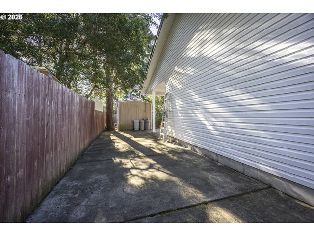 2284 21ST St, Florence, OR 97439