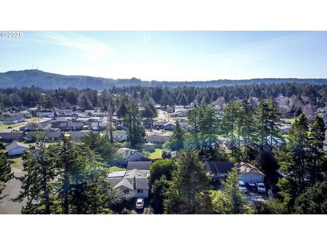 2284 21ST St, Florence, OR 97439
