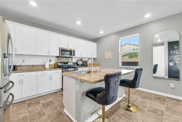 2493 Gunner Ridge Way, Rialto, CA 92377