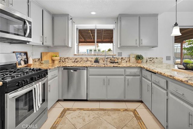 14798 Dos Palmas Road, Victorville, CA 92392