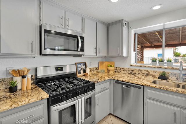 14798 Dos Palmas Road, Victorville, CA 92392