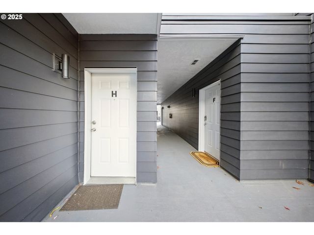 610 S NEVADA St #H, Portland, OR 97219