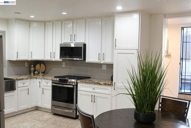 1234 Willow St, Oakland, CA 94607