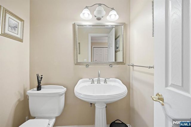 101 Walnut Street, Oakland, NJ 07436