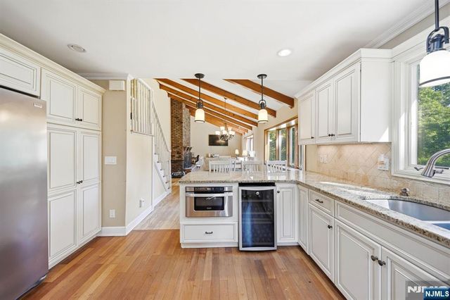 101 Walnut Street, Oakland, NJ 07436