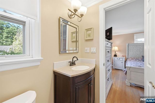 101 Walnut Street, Oakland, NJ 07436