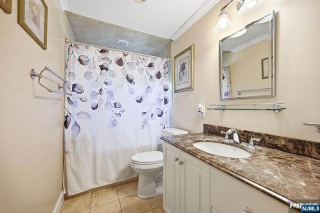 101 Walnut Street, Oakland, NJ 07436