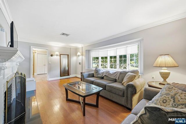 101 Walnut Street, Oakland, NJ 07436