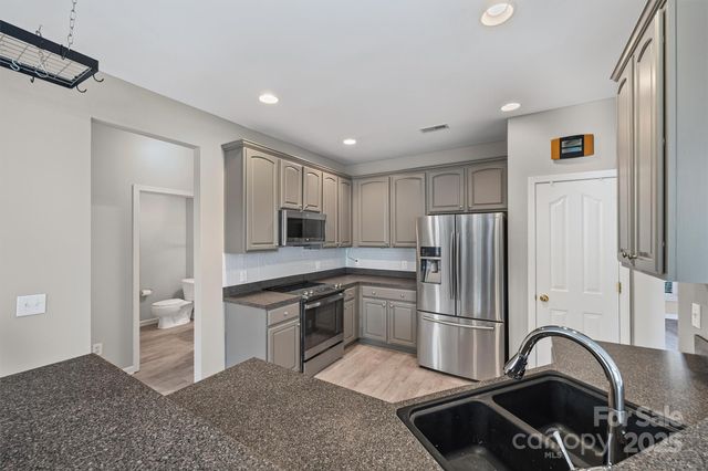 10933 Sedgemoor Lane, Charlotte, NC 28277