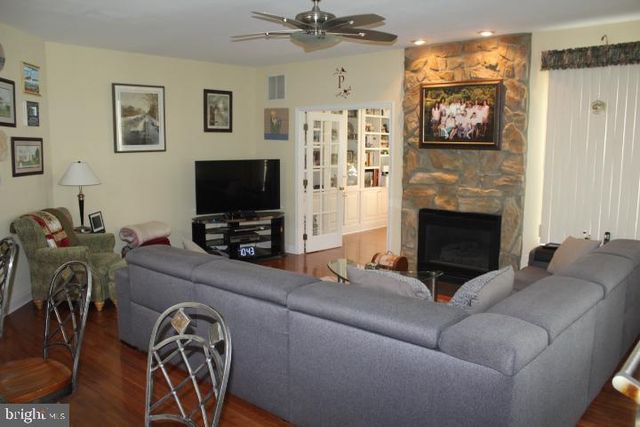 1 GARTON CT, Sewell, NJ 08080