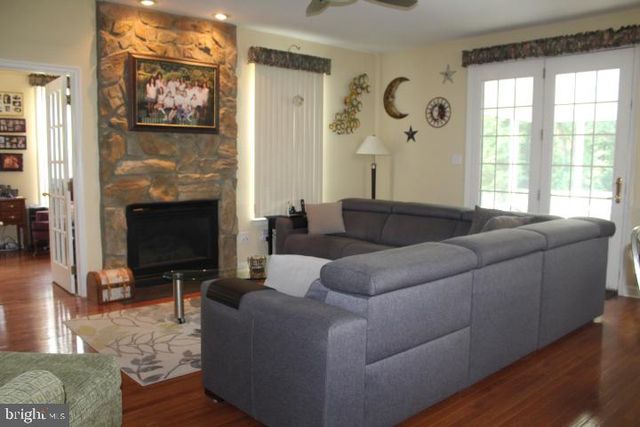 1 GARTON CT, Sewell, NJ 08080