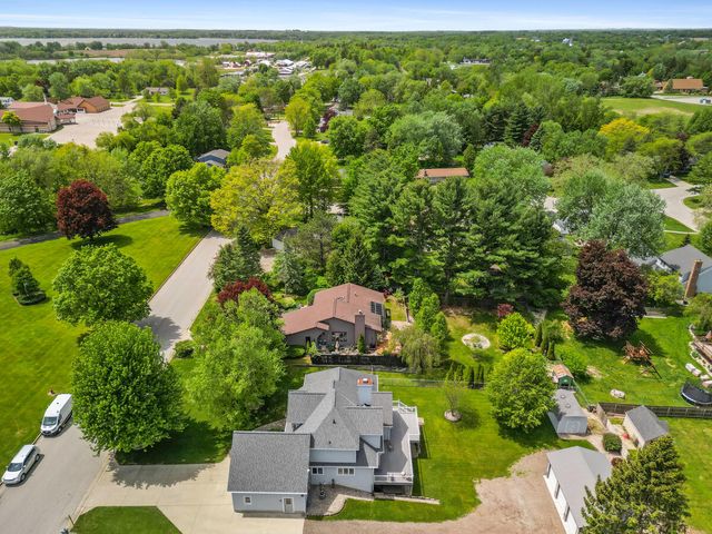 607 Apache Drive, Fremont, MI 49412