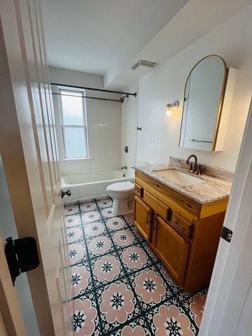 429 Border St 6, Boston, MA 02128