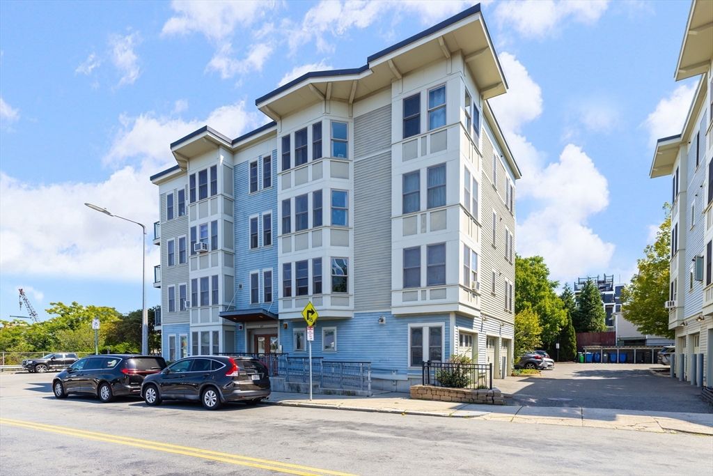 429 Border St 6, Boston, MA 02128