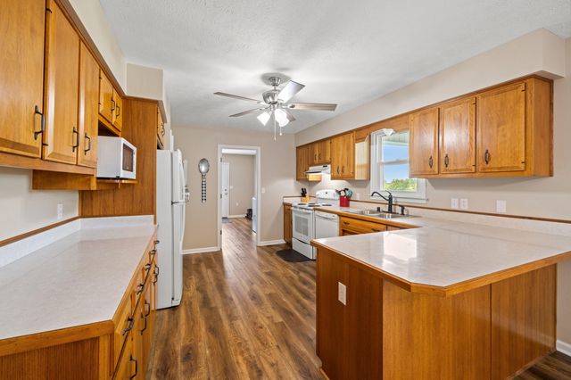 5200 Louisville Road, Salvisa, KY 40372