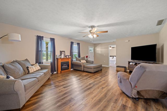 5200 Louisville Road, Salvisa, KY 40372