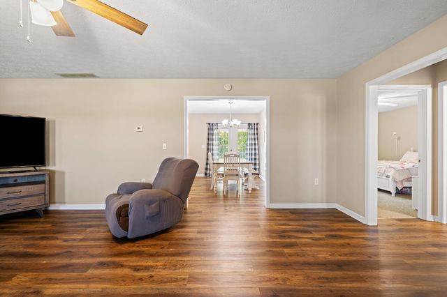 5200 Louisville Road, Salvisa, KY 40372