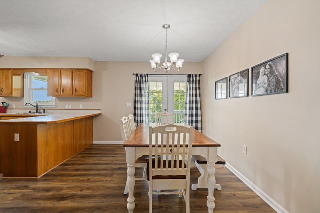 5200 Louisville Road, Salvisa, KY 40372