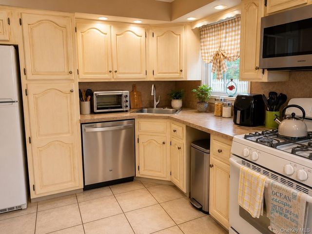 61 E Hall Ave, New City, NY 10956