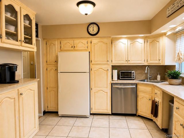 61 E Hall Ave, New City, NY 10956