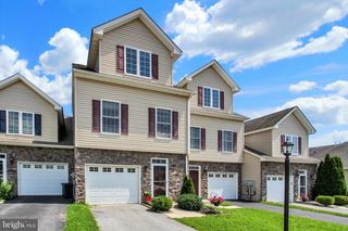 865 BLOSSOM DR, Hanover, PA 17331
