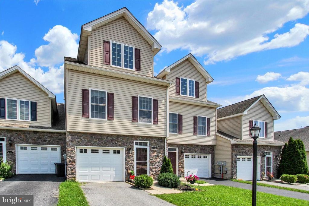865 BLOSSOM DR, Hanover, PA 17331