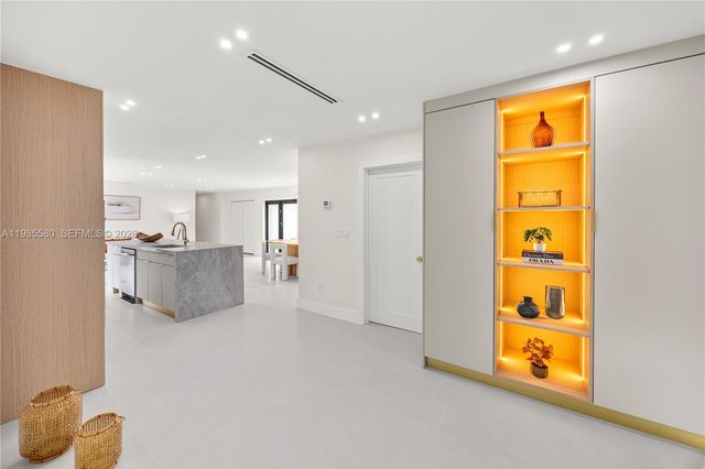 9261 SW 80th Ter, Miami, FL 33173