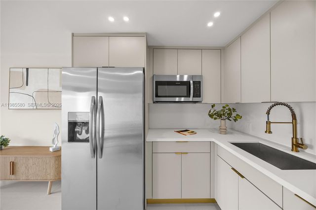 9261 SW 80th Ter, Miami, FL 33173