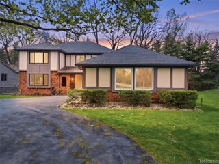 5800 Naneva Court, West Bloomfield Charter Township, MI 48322