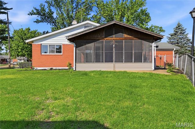 2723 Buckingham Drive, Florissant, MO 63033