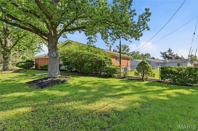 2723 Buckingham Drive, Florissant, MO 63033