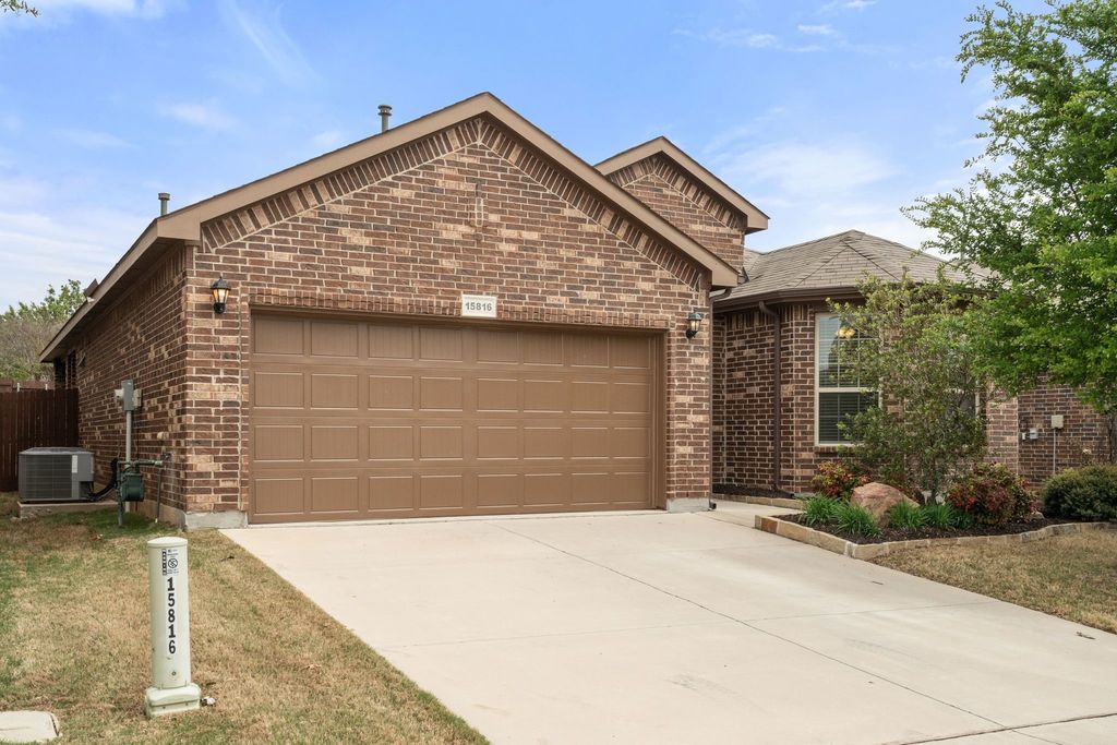 15816 Oak Pointe Drive, Fort Worth, TX 76177