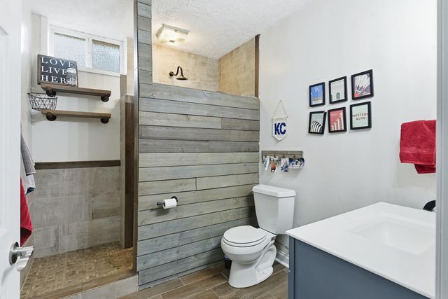 205 PARKWILD Drive, Council Bluffs, IA 51503