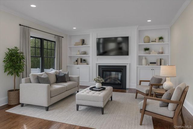 40 N Woodhull Road, Huntington, NY 11743