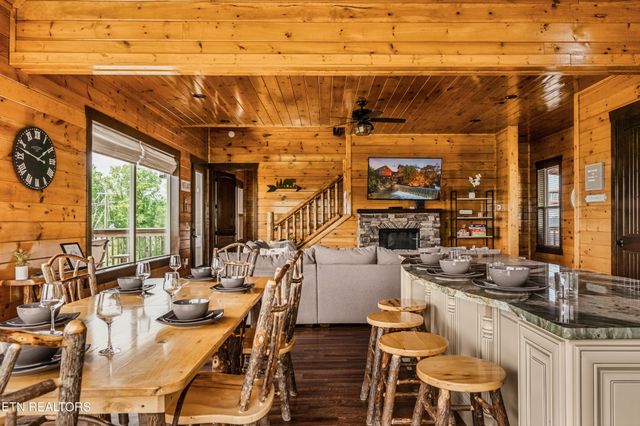729 Bear Walk Way, Gatlinburg, TN 37738