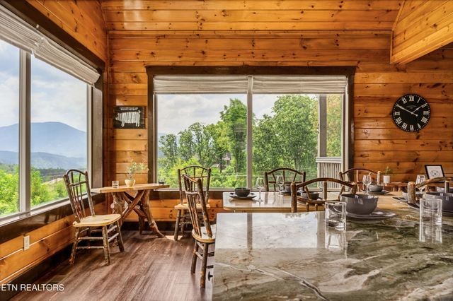 729 Bear Walk Way, Gatlinburg, TN 37738