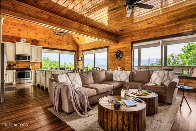 729 Bear Walk Way, Gatlinburg, TN 37738