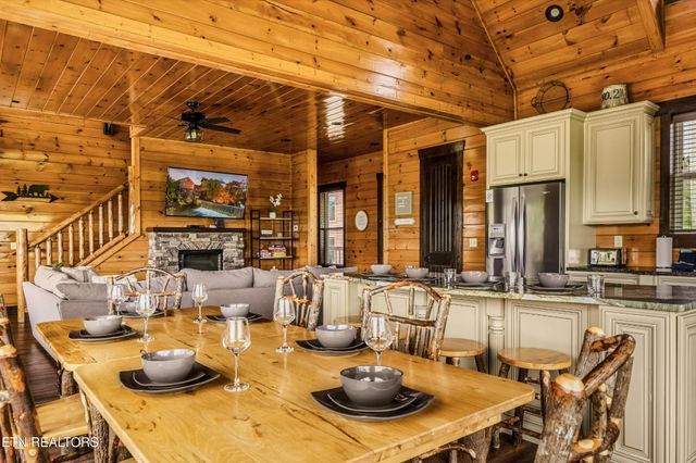 729 Bear Walk Way, Gatlinburg, TN 37738