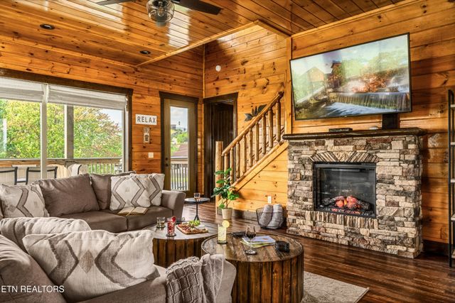 729 Bear Walk Way, Gatlinburg, TN 37738