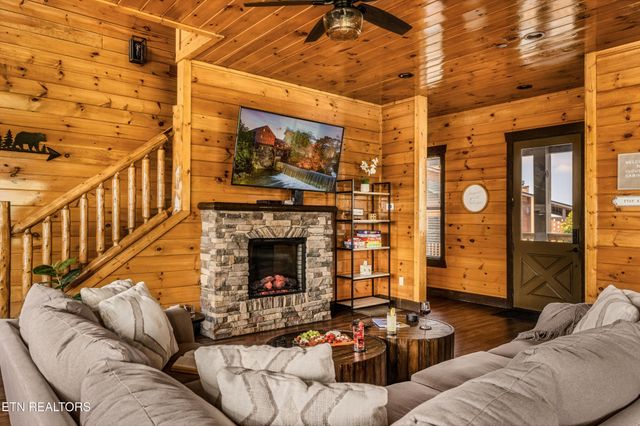 729 Bear Walk Way, Gatlinburg, TN 37738